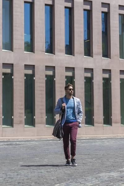 Adamı Açık Havada Omuz Çantası Tutarken Ofis Binalarının Yanında Yürüyor — Stok fotoğraf