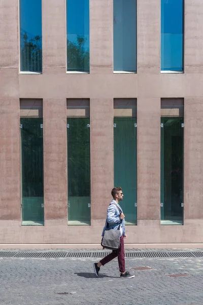 Empresario Caminando Junto Edificios Oficinas Mientras Sostiene Bolso Aire Libre —  Fotos de Stock