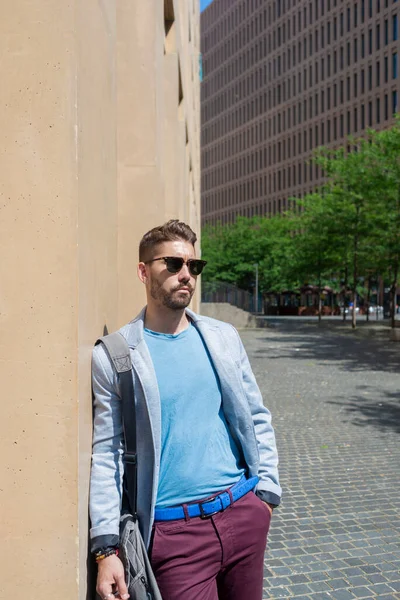 Bärtiger Mann Modell Der Mode Urbanen Hintergrund Lässig Gekleidet Während — Stockfoto