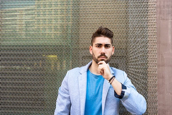 Bearded Man Urban Bakgrund Bär Casual Kläder Medan Lutar Sig — Stockfoto