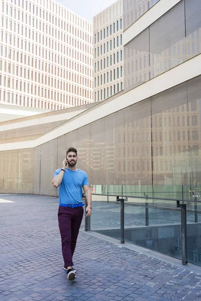 Glada Moderna Affärsman Talar Telefon Och Ler När Går Utomhus — Stockfoto