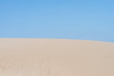 Mavi gökyüzüne karşı güzel kum tepeleri