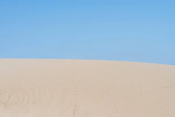 Belas Dunas Areia Contra Céu Azul — Fotografia de Stock