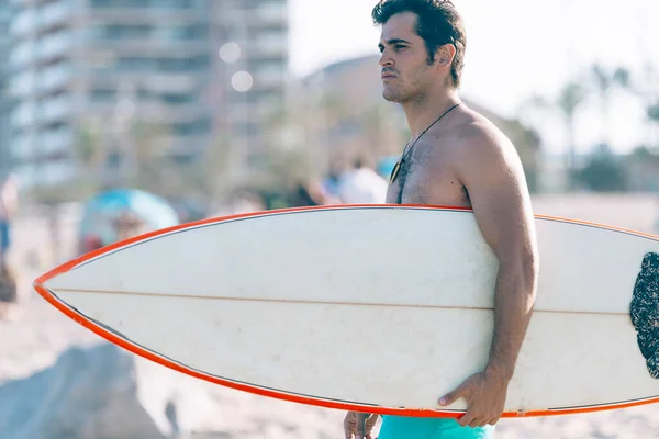 Surfista Celebración Playa Tabla Surf Ver Las Olas — Foto de Stock