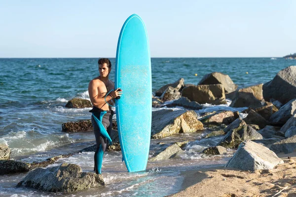 Hombre Surfista Guapo Atractivo Traje Baño Neopreno Sosteniendo Tabla Surf — Foto de Stock