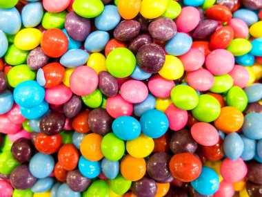 Arkaplan olarak renkli şekerler, üst görünüm