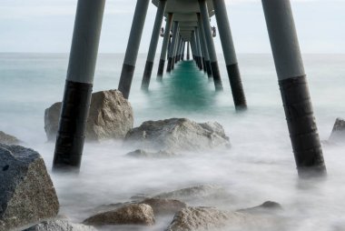 Pont del Petroly, Badalona, İspanya, denizi aşmak için uygun bir yer.