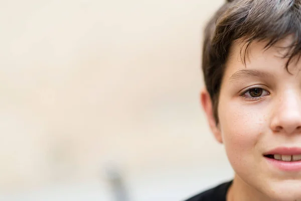 Sorrindo Adolescente Menino Fora Com Espaço Cópia — Fotografia de Stock