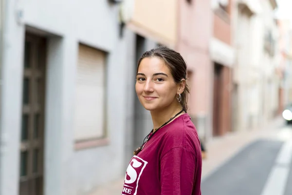 Joven Mujer Hispana Sonriendo Feliz Pie Ciudad —  Fotos de Stock