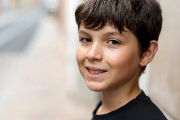 Sorrindo Adolescente Menino Fora Com Espaço Cópia — Fotografia de Stock