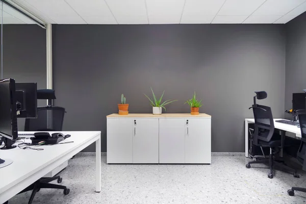 Moderna oficina de espacio abierto con monitores de computadora en escritorios blancos — Foto de Stock