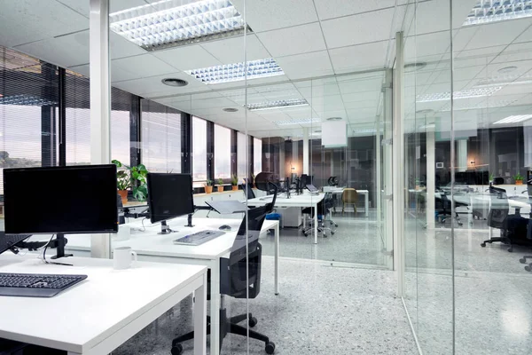 Modern open ruimte kantoor met computer monitoren op witte bureaus — Stockfoto