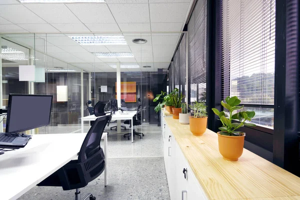 Μοντέρνο γραφείο ανοιχτού χώρου με οθόνες υπολογιστών σε λευκά γραφεία — Φωτογραφία Αρχείου