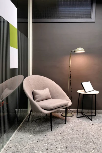 Receptiehal in het zakencentrum. Verticaal uitzicht op comfortabele fauteuil in kantoor met modern interieur. — Stockfoto