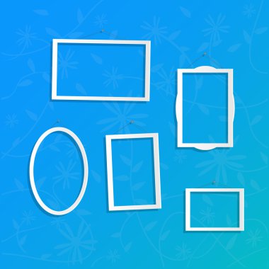 Çerçeveler asılı