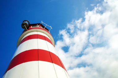 Mavi gökyüzü olan deniz feneri