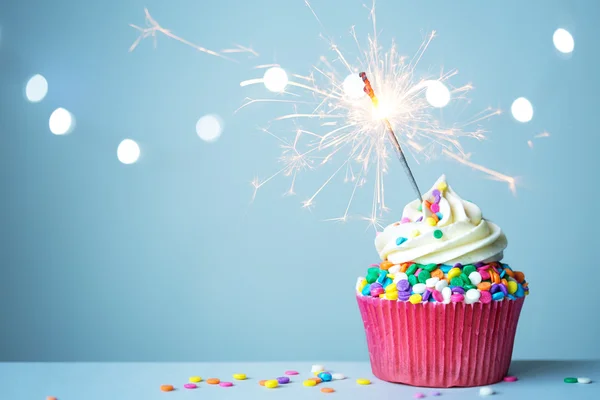 Cupcake com sparkler — Fotografia de Stock