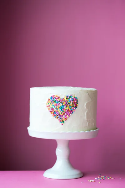 Heart cake on pink — Stock Photo, Image
