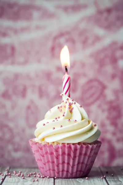 Födelsedagen cupcake med rosa ljus — Stockfoto