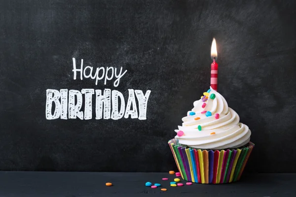 Cupcake di compleanno con candela rossa — Foto Stock