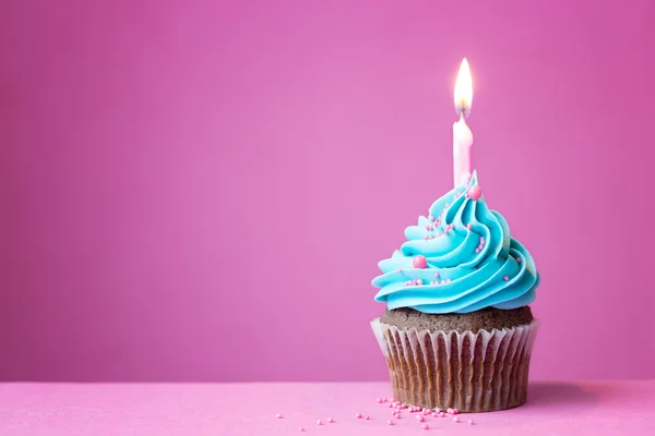 Magdalena de cumpleaños en rosa — Foto de Stock