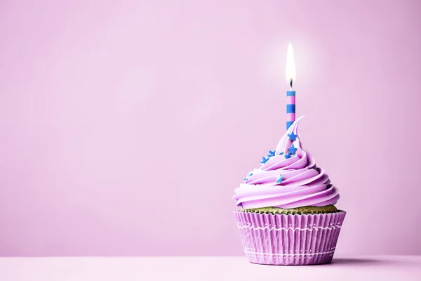 Cupcake de aniversário roxo — Fotografia de Stock