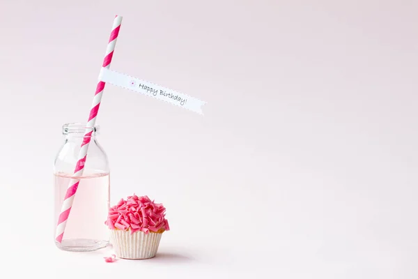 カップケーキとピンクレモネードと誕生日パーティーの背景 — ストック写真