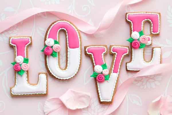 Geschmückte Valentinskekse Buchstabieren Das Wort Liebe — Stockfoto