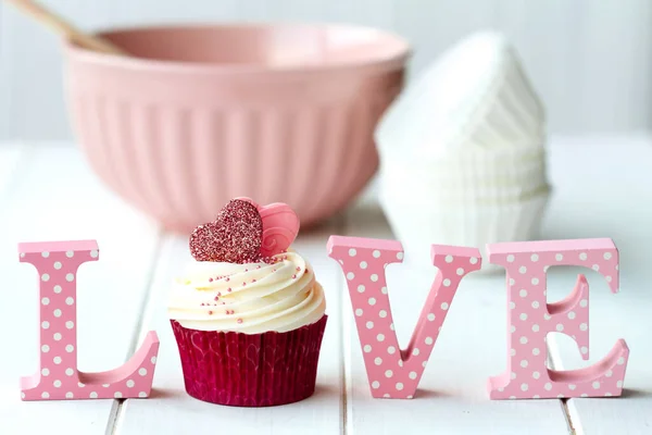 Cupcake Decorado Con Corazones Fondant Con Tazón Mezcla Signo Amor —  Fotos de Stock