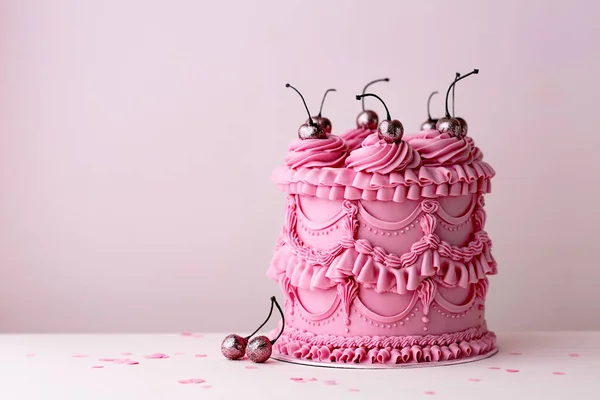 Bolo Aniversário Ornamentado Com Babados Creme Manteiga Estilo Vintage Cerejas — Fotografia de Stock