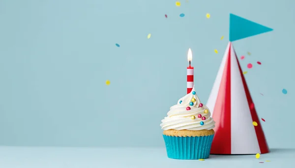 Bolo Aniversário Com Uma Vela Aniversário Chapéu Festa Listrado Vermelho — Fotografia de Stock