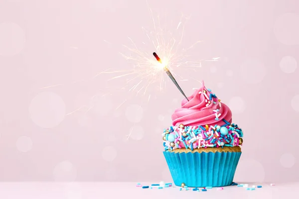 Geburtstagskuchen Mit Wunderkerze Und Bunten Rosa Und Blauen Zuckerstreuern — Stockfoto