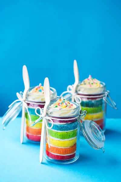 De cake van de regenboog in een pot — Stockfoto