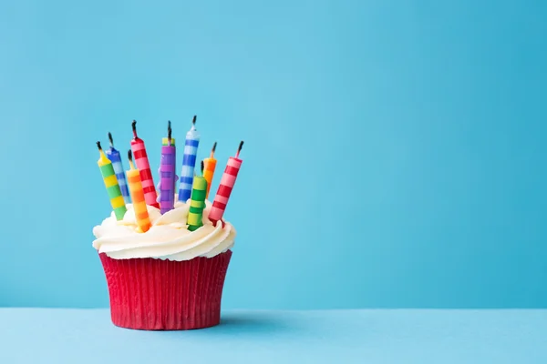 Verjaardag cupcake met kaarsen uit geblazen — Stockfoto