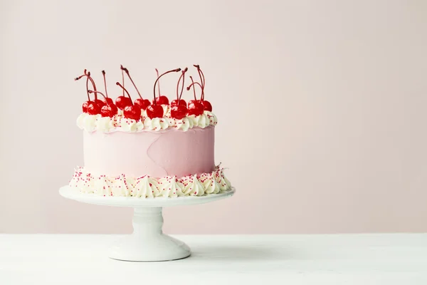 Kuchen mit Maraschino-Kirschen dekoriert — Stockfoto