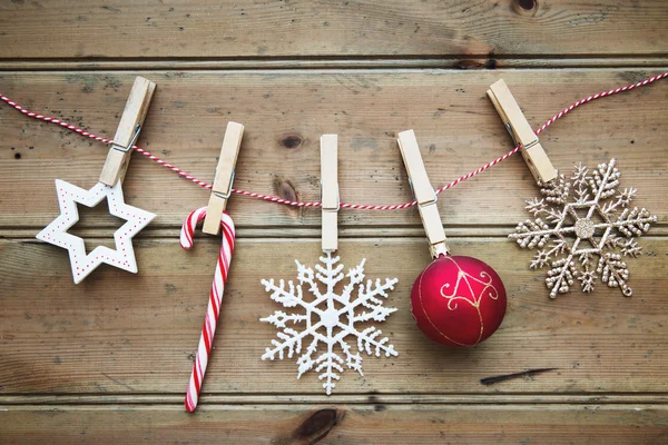 Ornements de Noël sur un fond en bois — Photo