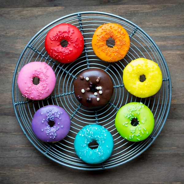 Donuts coloridos envidraçados — Fotografia de Stock