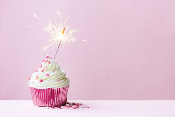 Celebración cupcake con sparkler — Foto de Stock