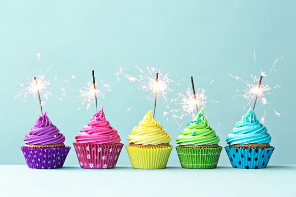 Cupcakes coloridos com sparklers — Fotografia de Stock