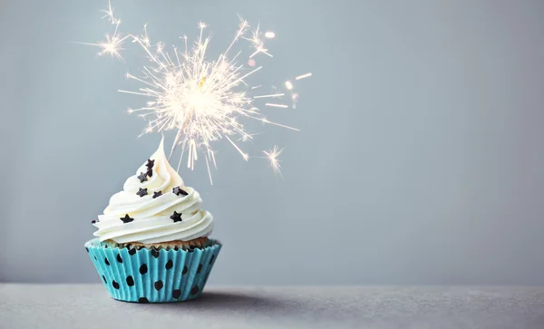 Cupcake com um sparkler — Fotografia de Stock