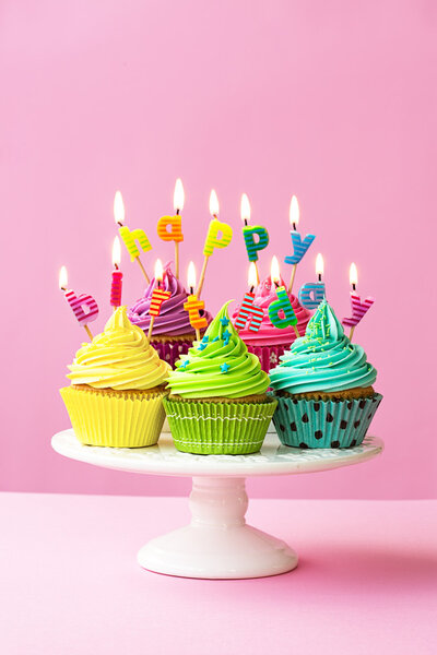 Feliz cumpleaños cupcakes — Imagen de stock Feliz cumpleaños cupcakes Fotos De Stock