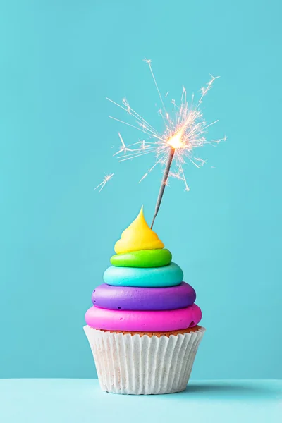 Bunte Cupcake mit Wunderkerze — Stockfoto