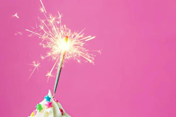 Sparkler em um cupcake — Fotografia de Stock