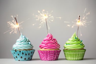 Havai fişekleri ile üç cupcakes