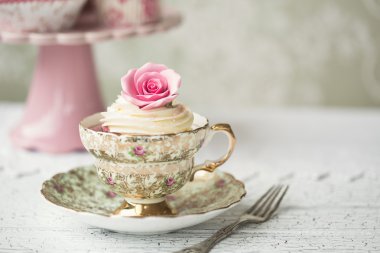 Vintage bir çay fincanı içinde cupcake