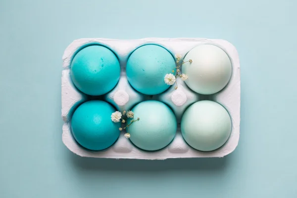 Caja de huevos de Pascua teñidos de ombre —  Fotos de Stock