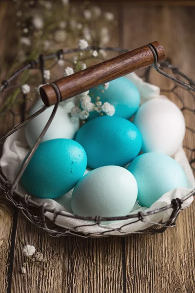 Huevos de Pascua teñidos en una cesta de alambre —  Fotos de Stock