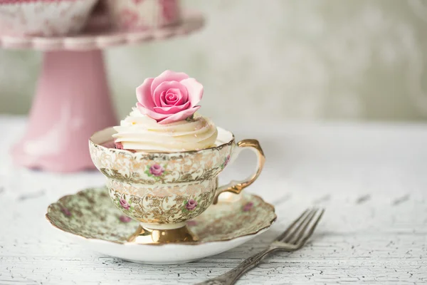 Cupcake em uma xícara de chá vintage — Fotografia de Stock