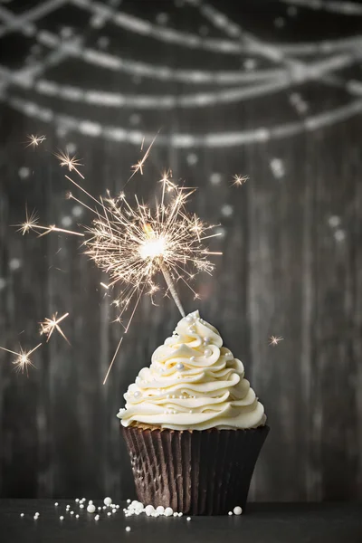 Cupcake mit Wunderkerze — Stockfoto