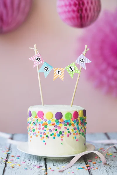 Bolo de aniversário com banner de festa — Fotografia de Stock
